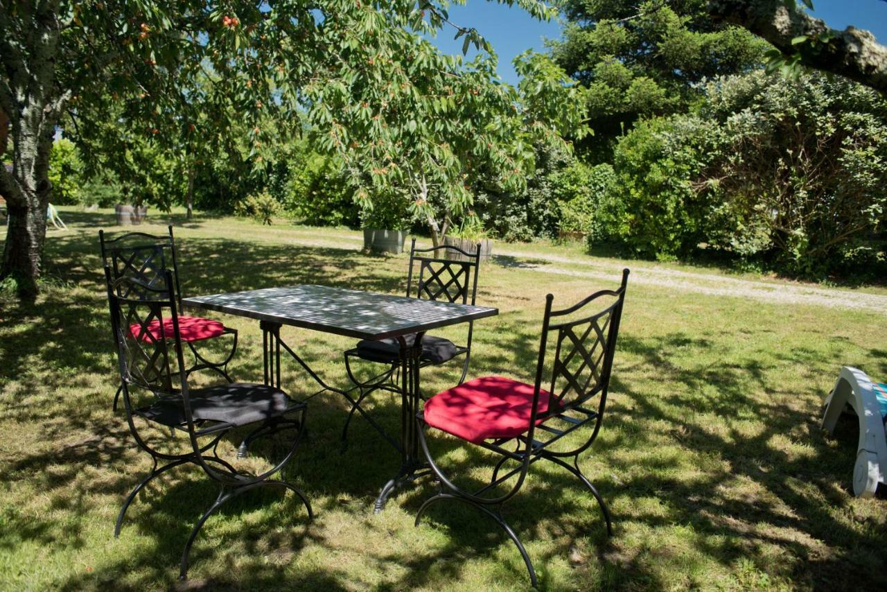 Le Fil Rouge Villa Saint-Pierre-d'Aurillac Exteriör bild